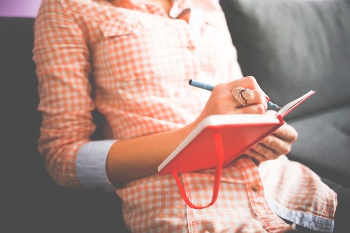 La Femme écrit Des Notes Sur Un Journal Intime Photo stock - Image