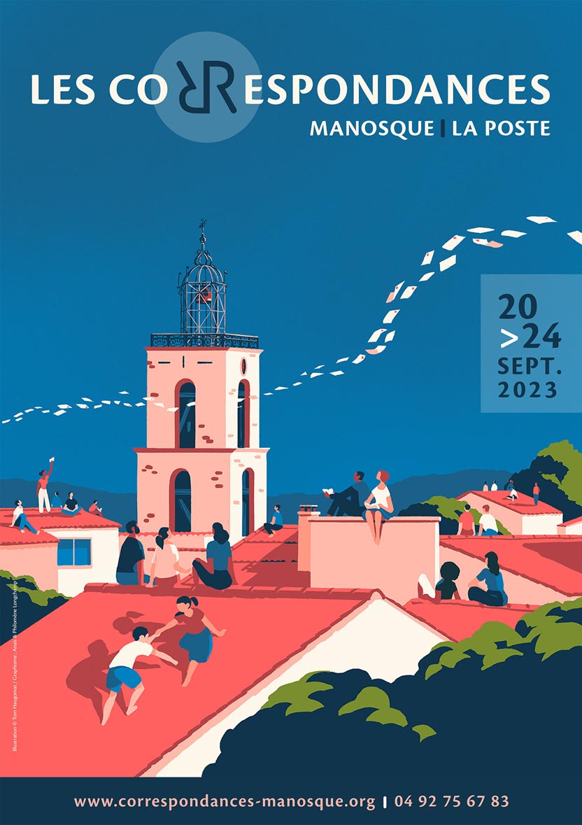 L'affiche du festival, "Les correspondances de Manosque". Une illustration représentant des personnages juchés sur les toits de la ville sur un fond de ciel bleu.