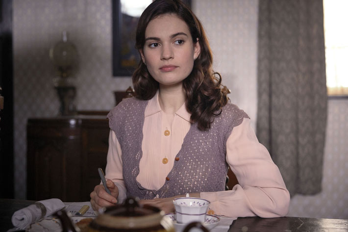 Lily James dans Le Cercle littéraire de Guernesey