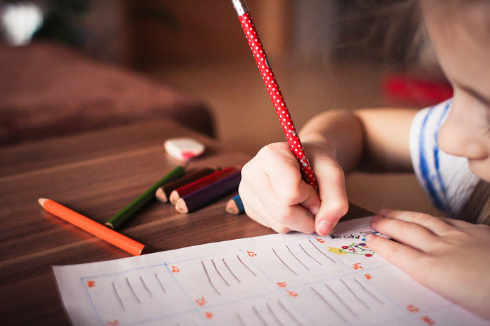 Enfant en train d'écrire