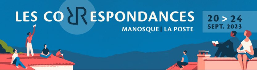 Extrait de l'affiche du festival, "Les correspondances de Manosque". Une illustration représentant des personnages juchés sur les toits de la ville sur un fond de ciel bleu. Un des personnage tient une enveloppe blanche à la main