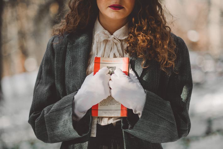 femme avec un livre