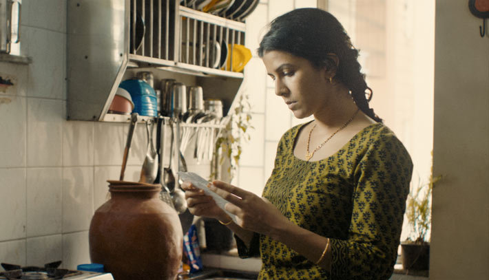 Ila ( Nimrat Kaur ) découvre la lettre de Saajan dans le film "The LunchBox" de Ritesh Batra 