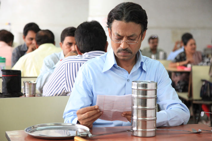 Saajan ( Irrfan Khan ) lit la lettre de Ila dans le film "The LunchBox" de Ritesh Batra 