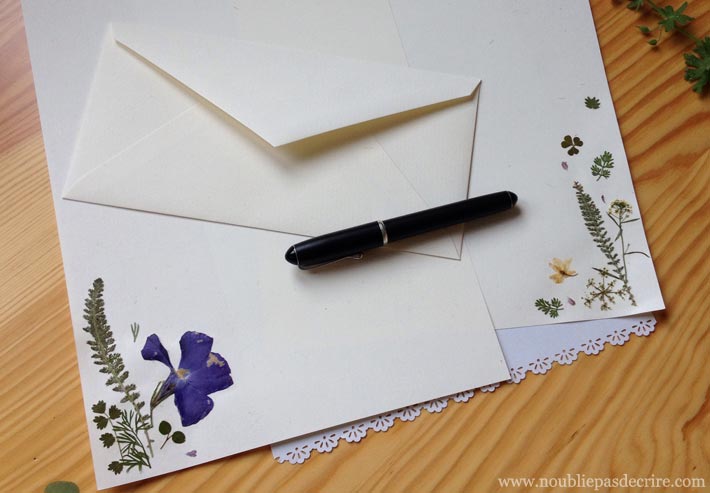 Tuto pour réaliser son papier à lettre décoré avec des fleurs séchées